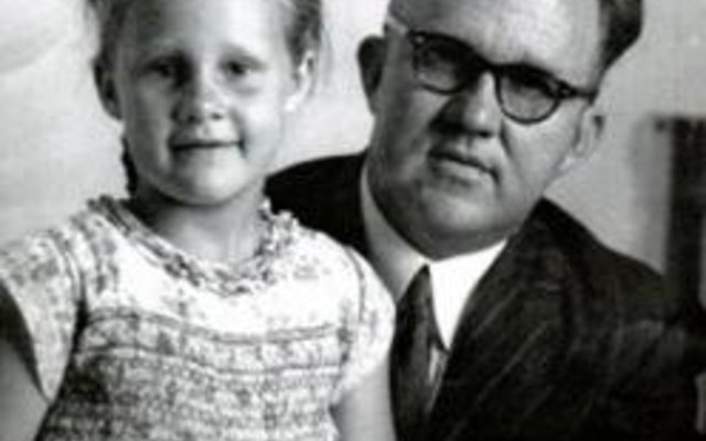 Trienke Laurie op haar pa (DJ Opperman) se skoot. 1950 (internet foto) Trienke Laurie op haar pa (DJ Opperman) se skoot. 1950 (internet foto)